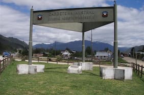 La acción judicial para quitar el letrero y monolito que homenajean a Augusto Pinochet en la Carretera Austral