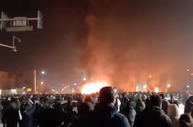 Escala la tensión en Irán: arden vehículos policiales en medio de masivas manifestaciones