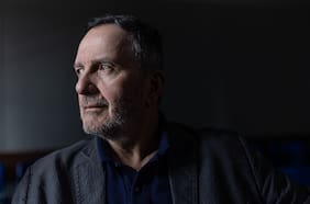 Nueva novela de Roberto Ampuero gira en torno al “padre” del Muro de Berlín en Chile: Erich Honecker