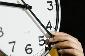 Se adelanta la hora, retrocede el país