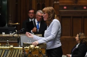 Dimite la “número dos” del gobierno británico por irregularidades fiscales en la compra de una vivienda