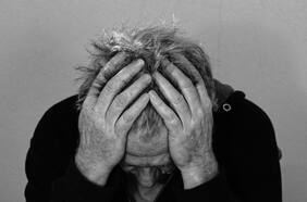 Senador sufre derrame cerebral por depresión: Cuatro formas de saber cuándo esta condición es una emergencia