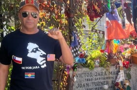 Tom Morello visita las tumbas de Víctor Jara y Salvador Allende