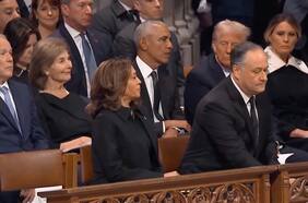 Con la peor cara: la comentada reacción de Kamala Harris al ver a Obama y Trump conversando juntos