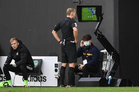 El VAR ya no se usa para cualquier cosa: la Premier League cambia las reglas y les pone fin a los cobros milimétricos