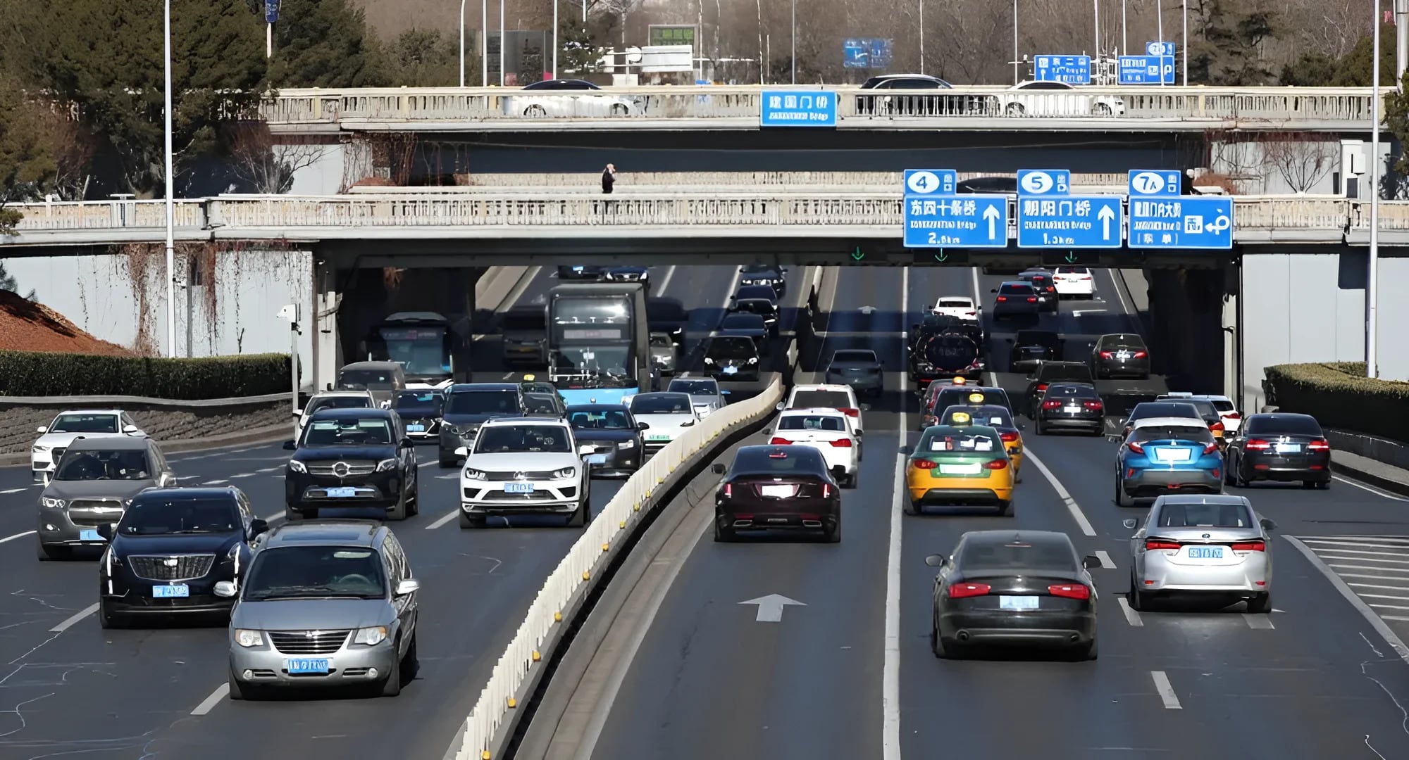 Cielos limpios y un efecto inesperado: El impacto de la masificación de los autos eléctricos en Beijing