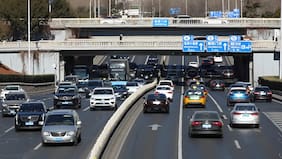 Cielos limpios y un efecto inesperado: El impacto de la masificación de los autos eléctricos en Beijing
