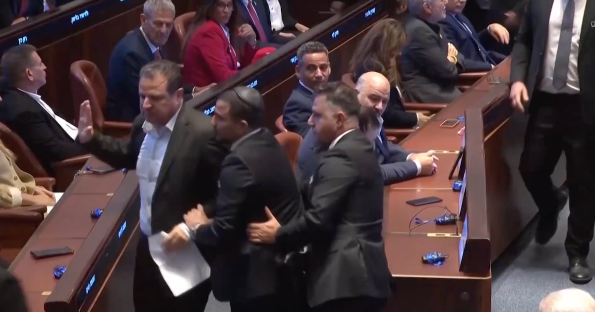 Dos diputados del parlamento israelí son expulsados por interrumpir el discurso de Donald Trump