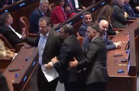 Dos diputados del parlamento israelí son expulsados por interrumpir el discurso de Donald Trump