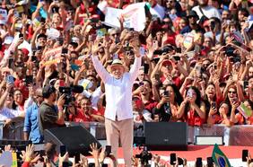 Lula y Flávio Bolsonaro arrancan su campaña presidencial en Brasil con un empate técnico en las encuestas