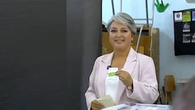 Jeannette Jara tras emitir su voto: “Más que una llegada caótica fue una llegada masiva y alegre”