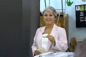 Jeannette Jara fue la última presidenciable en emitir su voto: “Más que una llegada caótica fue una llegada masiva y alegre”