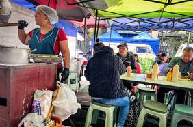 Del comercio ambulante a los patios de comida ilegales: la expansión de toldos azules que desborda al barrio Meiggs