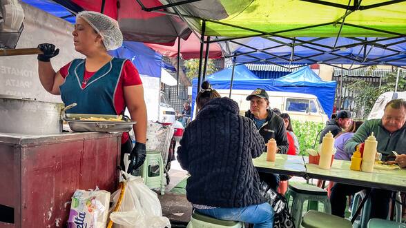 Del comercio ambulante a los patios de comida ilegales: la expansión de toldos azules que desborda al barrio Meiggs