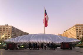 ¿Qué es esta estructura inflable gigante que se instaló frente al Palacio de La Moneda?