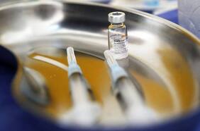 Minsal suspende entrega de 2ª dosis de AstraZeneca en menores de 45 años a la espera de informe del ISP