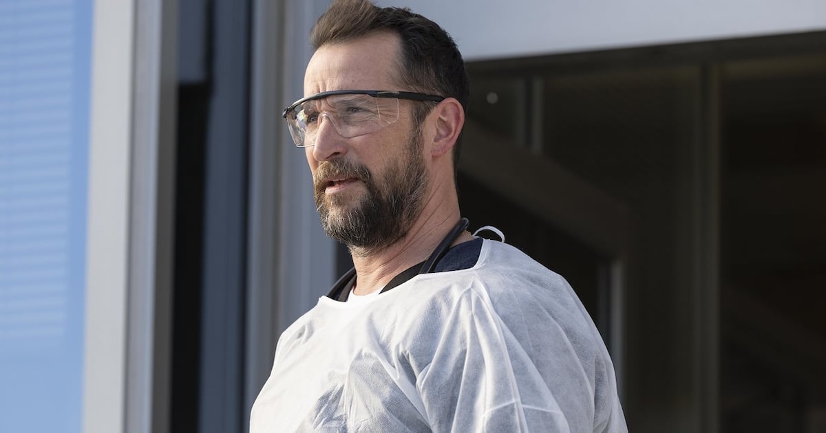 La mágica historia de Noah Wyle: de eterno nominado a gran ganador de los Emmy 2025
