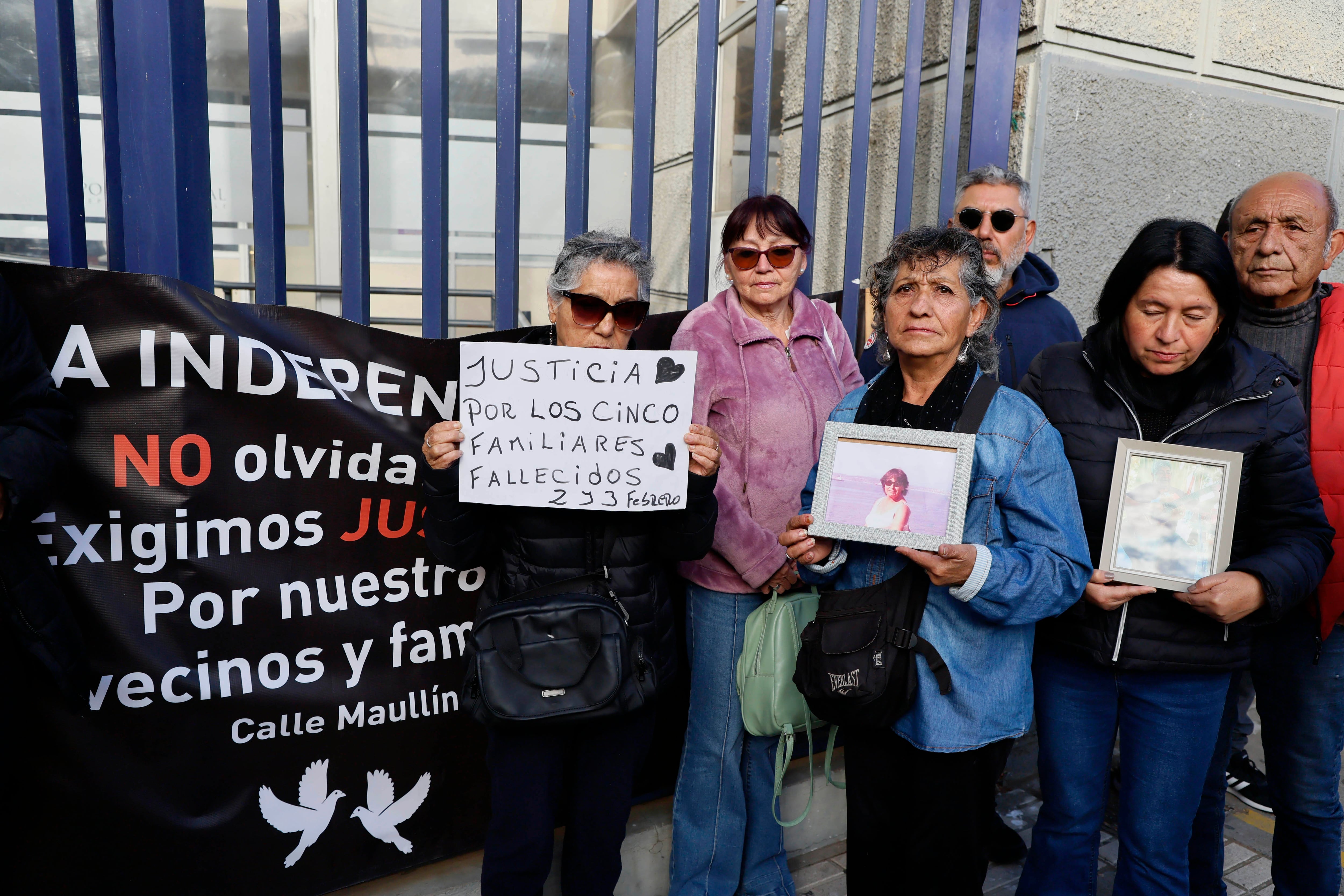 Valparaiso, 2 de octubre 2026
Familiares de víctimas del megaincendio fuera del tribunal de Juicio Oral en lo Penal, donde comienza el juicio oral en causa por megaincendio de Vina del Mar y Quilpue
Sebastian Cisternas/Aton Chile
