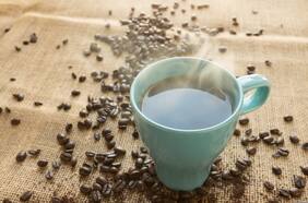 ¿Cuál es la posibilidad de desarrollar cáncer si tomas más de 4 tazas de café o té al día?