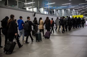 86 personas extranjeras son expulsadas en vuelo chárter comercial con destino a Bolivia y Colombia