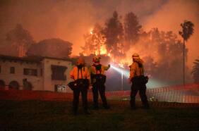 Anillo de fuego rodea a Los Ángeles mientras arden las colinas de Hollywood