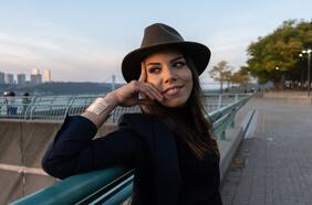 Melissa Aldana: la saxofonista chilena radicada en Estados Unidos vuelve con show en el teatro Nescafé de las Artes