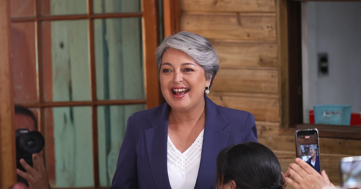 Jara relativiza el peso de Parisi en la segunda vuelta: La disputa por el voto desencantado y la fragmentación política chilena