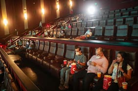 Tardes de cine: mascarillas, alcohol gel y escaso público marcaron la reapertura de las salas chilenas