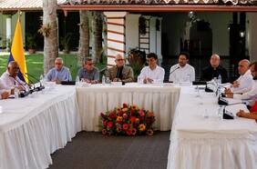 Gobierno de Colombia y el ELN vuelven a la mesa de negociación en Caracas