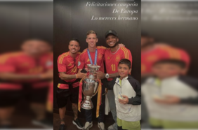 Uno más en los festejos: Junior Fernandes celebra el título de España en la Eurocopa