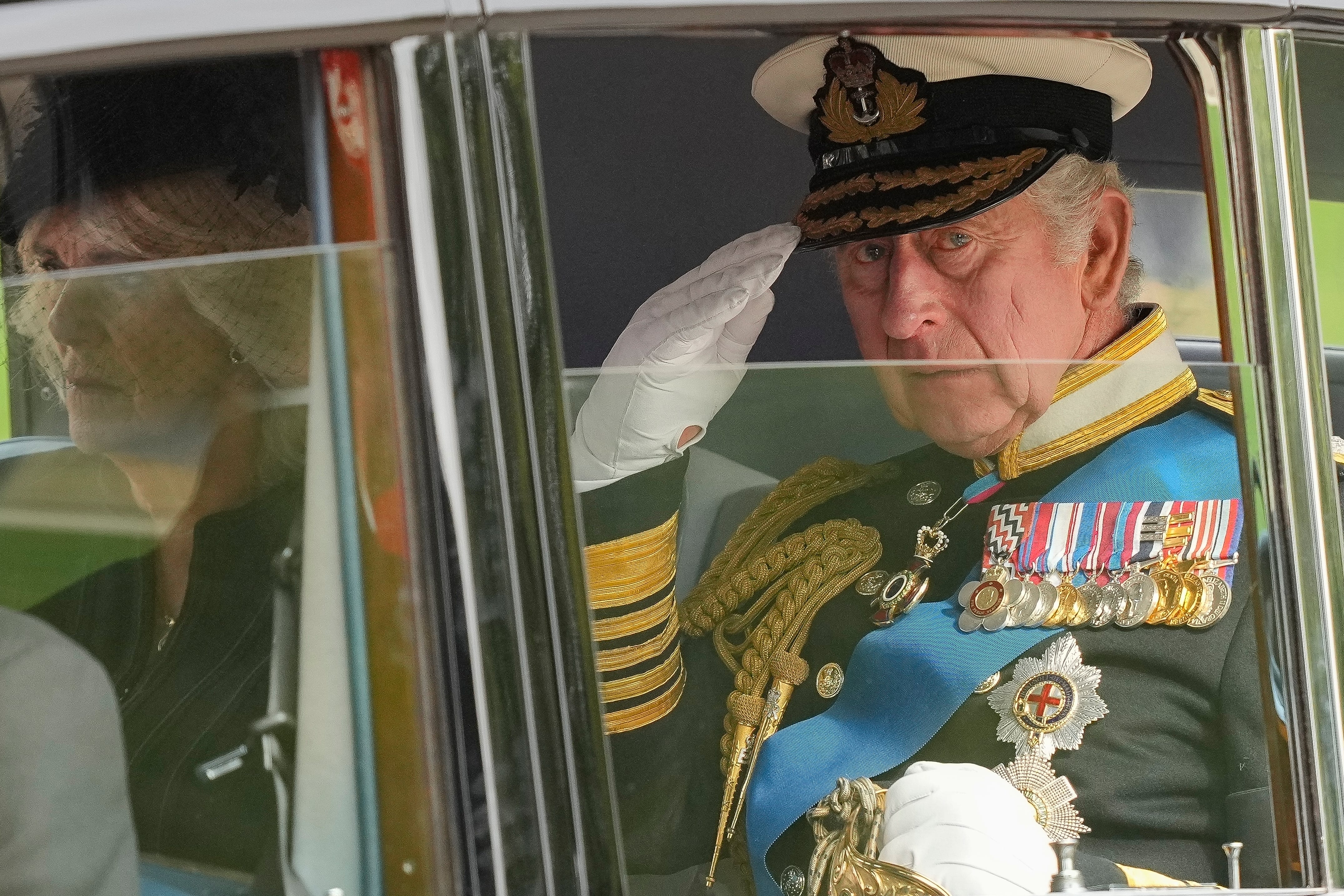 El entonces príncipe Carlos saluda mientras sale de la Abadía de Westminster. Foto: Archivo