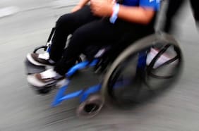 “Ni Toreto se atrevió a tanto”: captan a hombre en silla de ruedas a 90 km/h en autopista