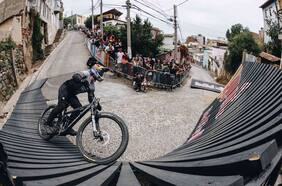 Pasó hasta por un living: Tomás Slavik retoma su corona y se convierte en tetracampeón del Red Bull VCA 2025