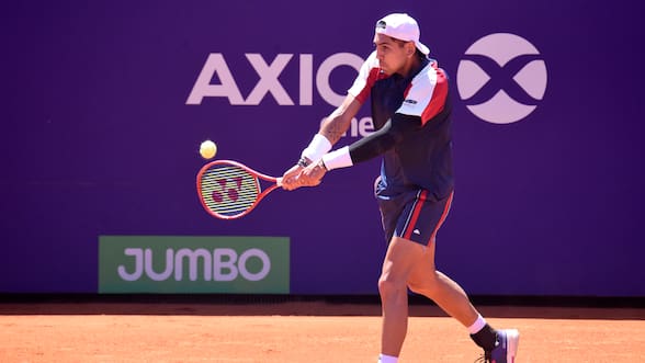 Alejandro Tabilo desaprovecha su gran arranque y cae ante Tomás Etcheverry en cuartos de final del ATP de Buenos Aires