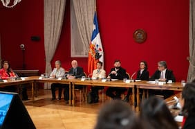 La Moneda interviene en negociaciones de gobernadores y llama al oficialismo a llevar candidaturas únicas