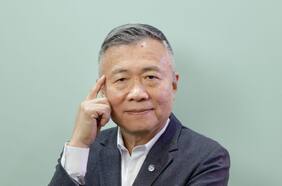 Un camino hacia los vehículos eléctricos asequibles pasa por el terreno de este hombre