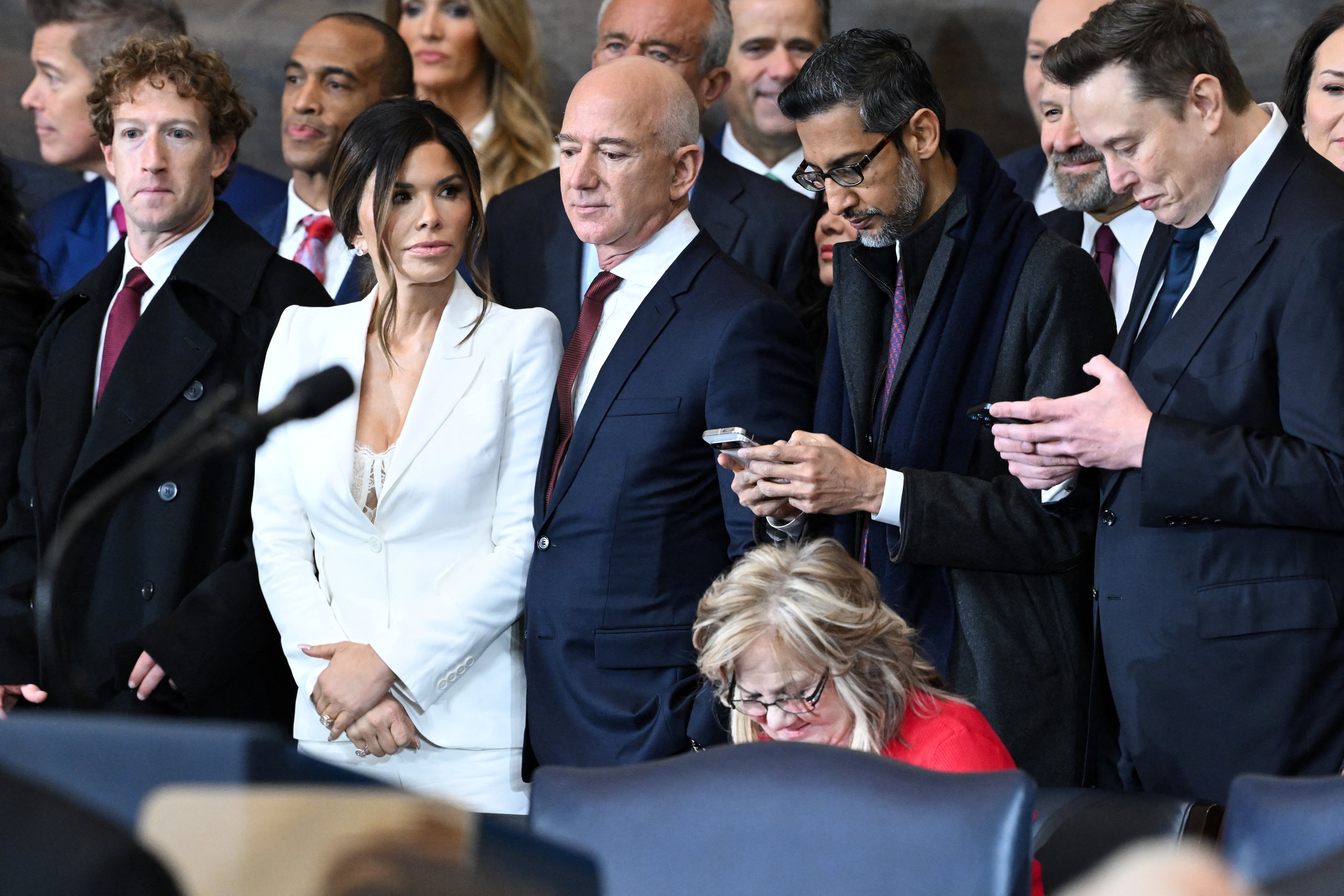 Mark Zuckerberg, Jeff Bezos, Sundar Pichai y Elon Musk asisten a la ceremonia de investidura previa a la toma de posesión de Donald Trump como 47º presidente de EE.UU., en la Rotonda del Capitolio en Washington, el 20 de enero de 2025.