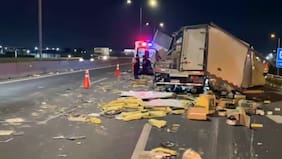Camión con tortas choca en autopista Vespucio Norte al evitar encerrona