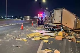 Camión con tortas choca en autopista Vespucio Norte al evitar encerrona