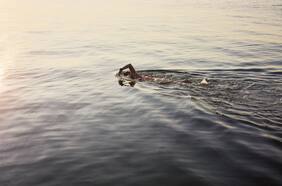 6 beneficios de nadar en el mar para la salud mental y física