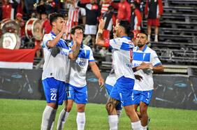 La renovada UC lo da vuelta y arranca con un triunfo su expedición por Uruguay