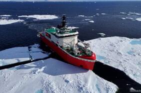 ¡Si es chileno, es bueno!: así recorre la Antártida el rompehielos “Almirante Viel”