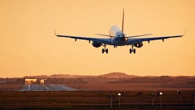 Encuentran restos del avión extraviado en Indonesia: no hay rastro de los 11 tripulantes