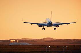 Cómo un equipo de científicos llegó a convertir desechos humanos en combustible para aviones