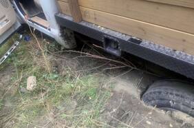 Hombre desaparecido por dos días estaba atrapado en su camioneta en un pozo de lodo