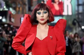 El renacer de Lady Gaga entre plumas, payasos y viejas canciones