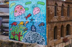 Ya puedes ver el nuevo mural de Mon Laferte en los cerros de Valparaíso