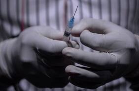 Estudio más grande en Chile muestra baja en un anticuerpo tras vacunación; estos podrían ser los síntomas de Mu y cómo Israel pasó de líder de inoculación a más de 11 mil casos diarios: tres cosas que aprendimos del coronavirus esta semana