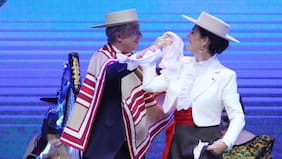 Con una paya y un pie de cueca, Kast inaugura junto a Desbordes las fondas en el Parque O’Higgins