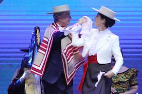 Con una paya y un pie de cueca, Kast inaugura junto a Desbordes las fondas en el Parque O’Higgins